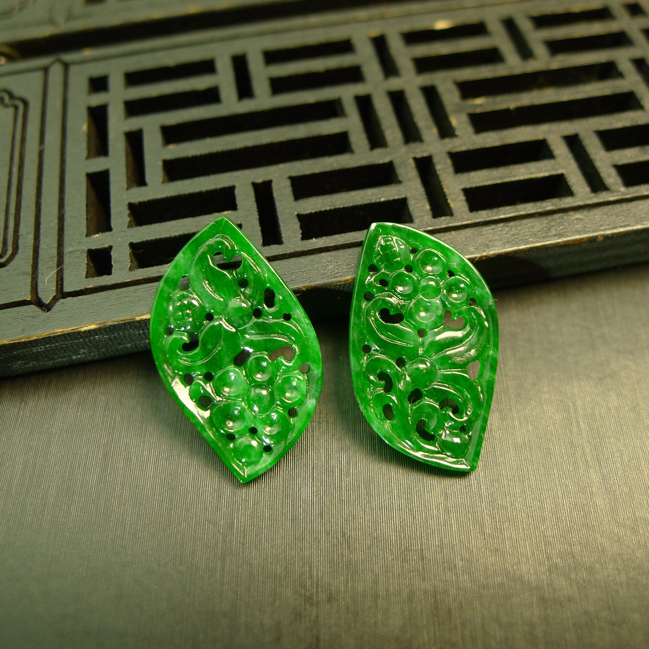 #A045 一对满色辣绿缅甸天然A货翡翠镂空花叶耳饰裸石
