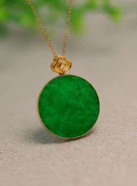 #J747 18K金加白贝镶嵌辣绿天然A货翡翠平安无事圆牌锁骨吊坠