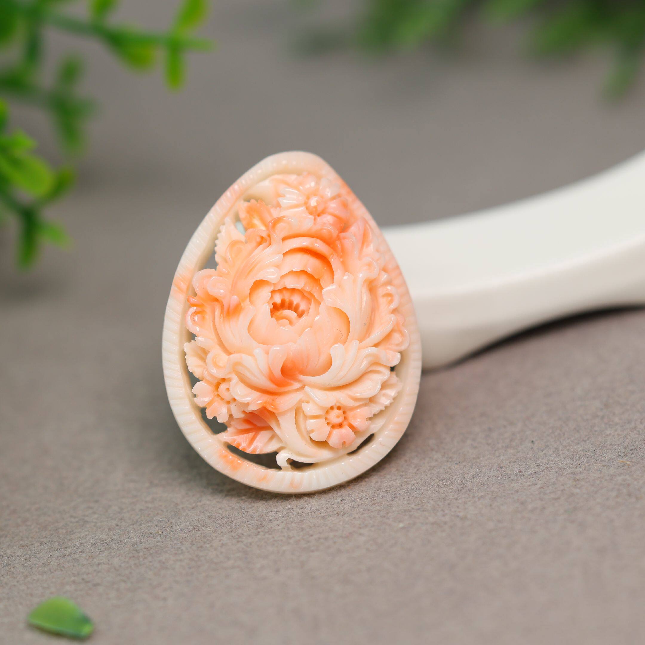 #B909粉红色天然有机红宝牡丹花雕花吊坠镂空雕花水滴形