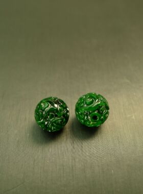 #J576一对满色辣绿缅甸天然A货翡翠团寿龙纹雕花珠子10MM圆珠顶珠