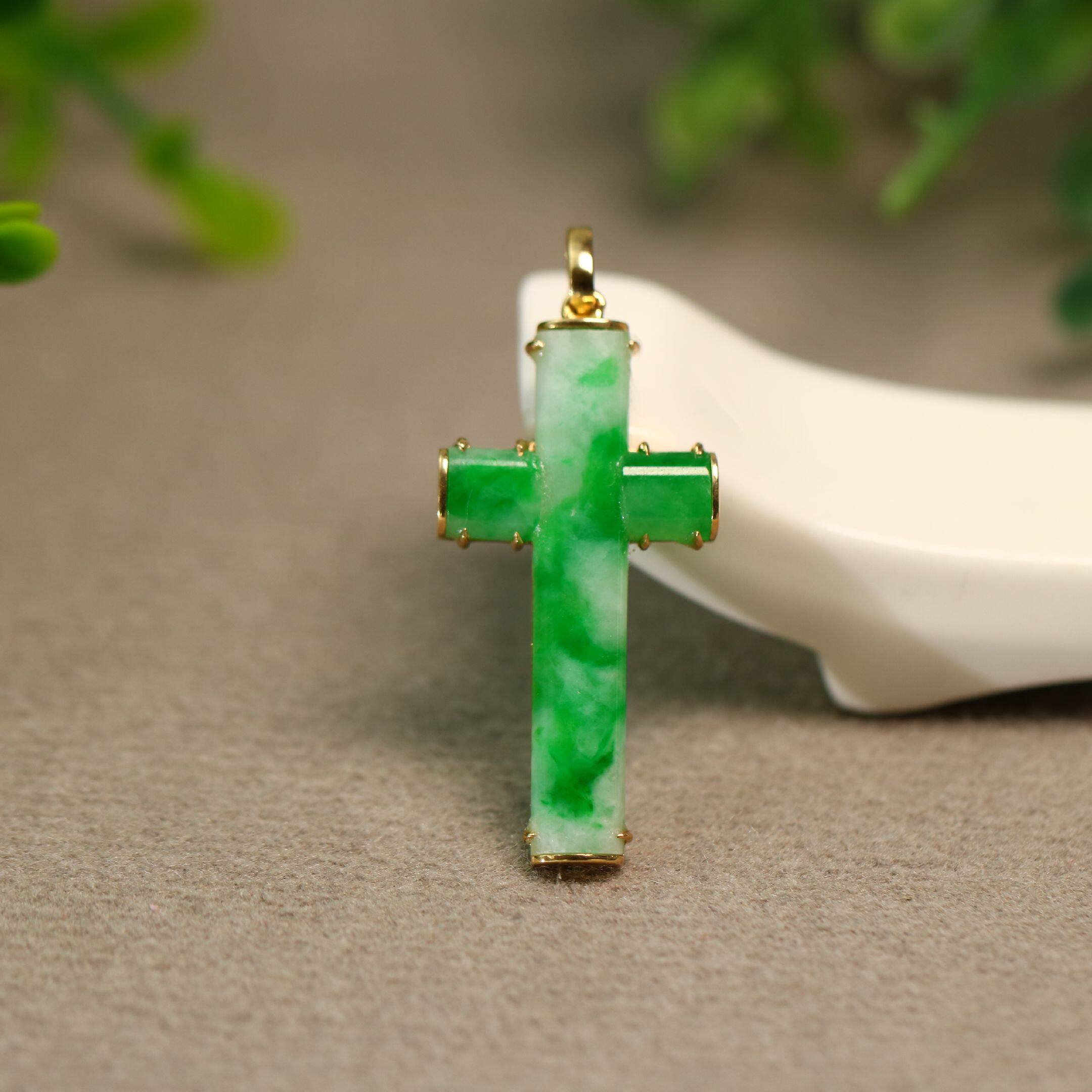 天然A货翡翠十字架锁骨吊坠