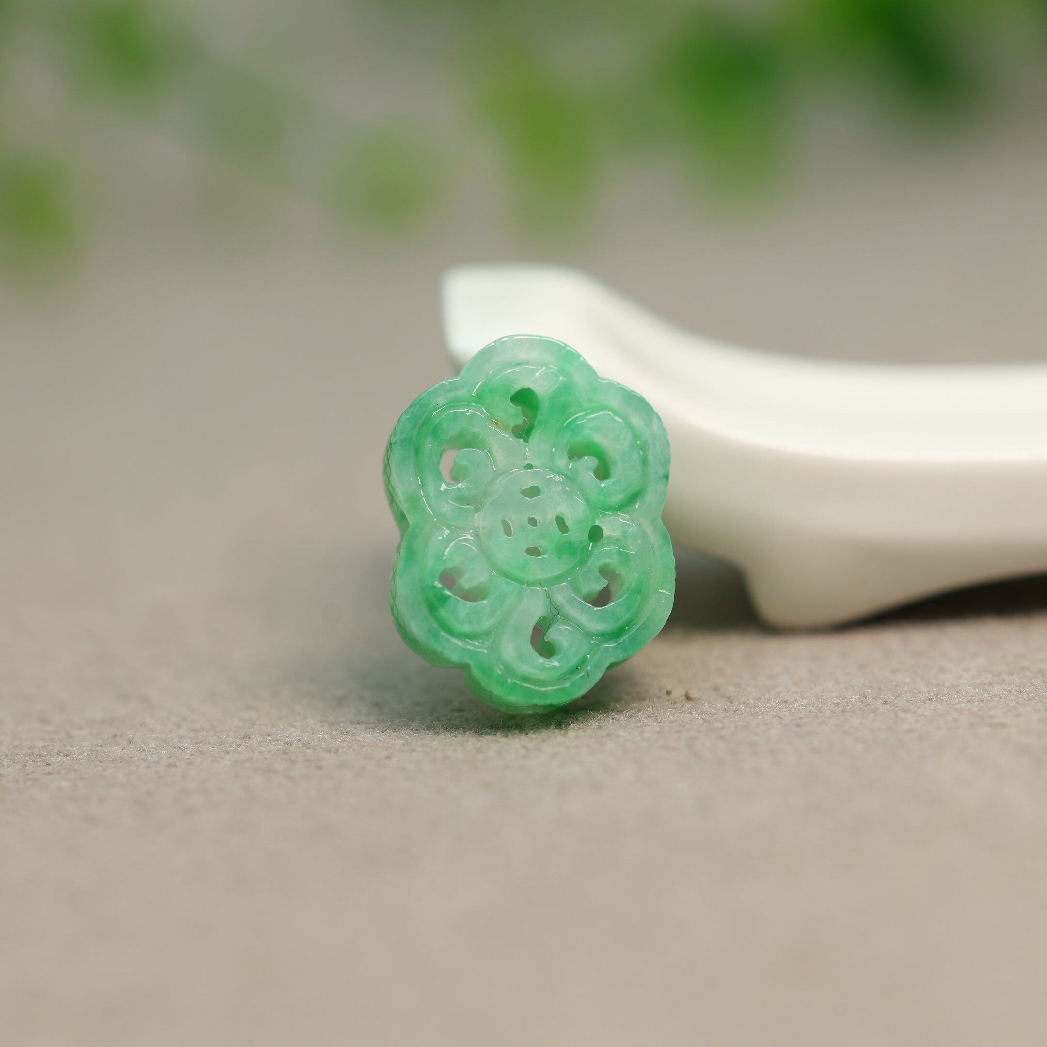 #L637 糯种阳绿缅甸天然A货翡翠雕花钱币纹中国结形背云有三通孔