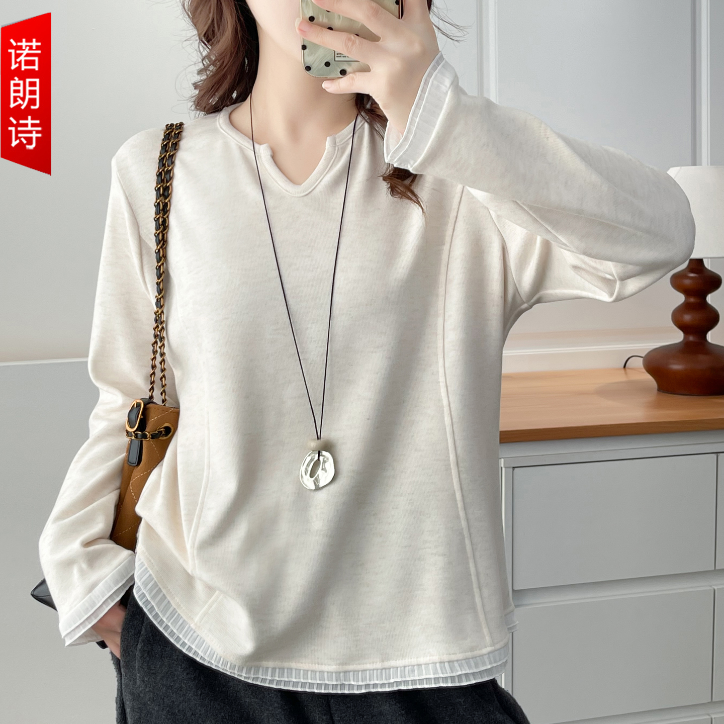 大码设计感小v领加厚蕾丝打底衫