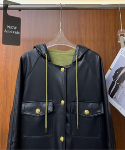 深圳南油2025春季新款中长款连帽皮衣外套连帽设计橄榄绿拼接女装