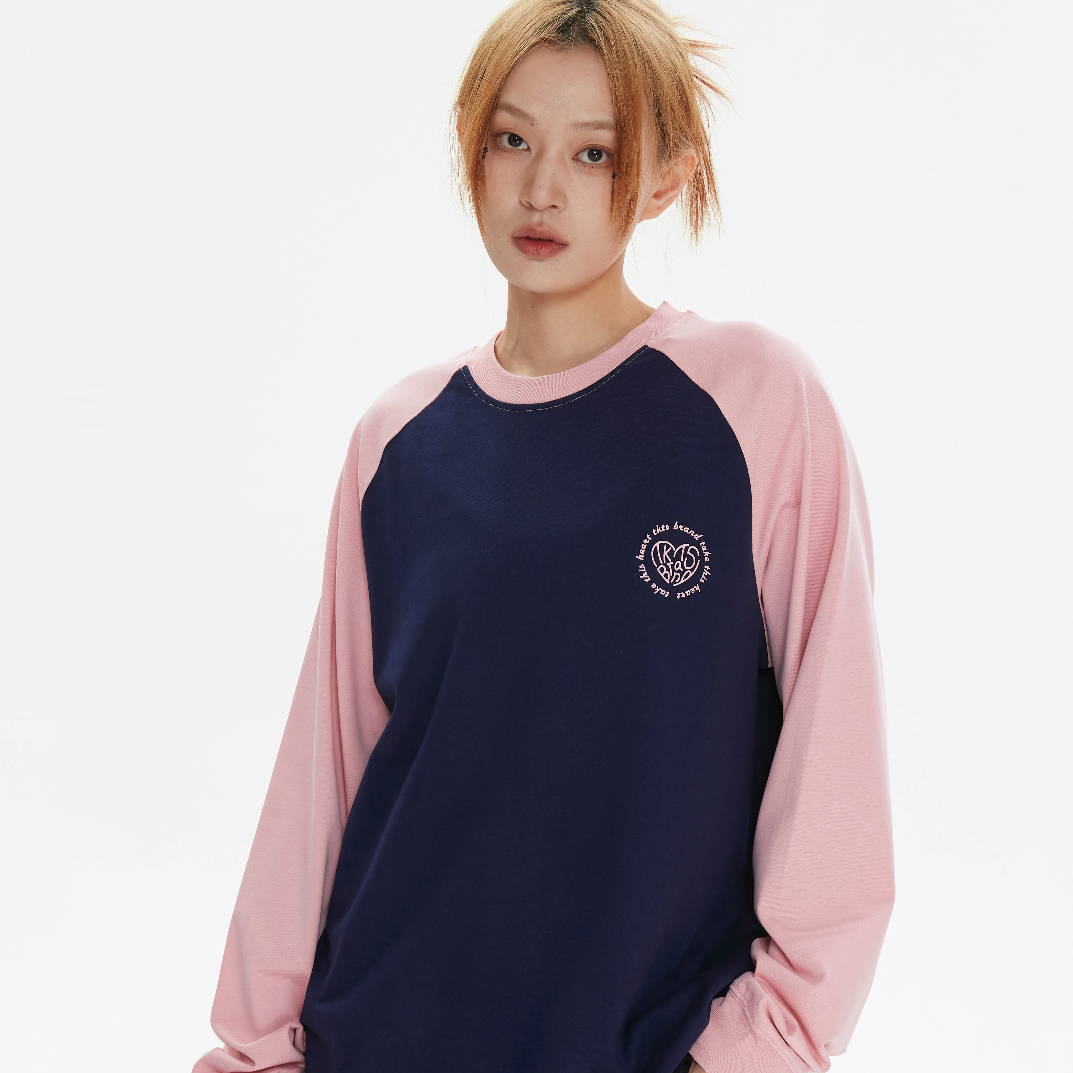 TKTS爱心字母印花插肩袖长袖T恤春季新款女圆领简约拼接宽松上衣