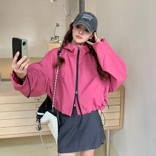 多巴胺风玫粉色连帽短款 小个子减龄外套 冲锋衣女2024春季