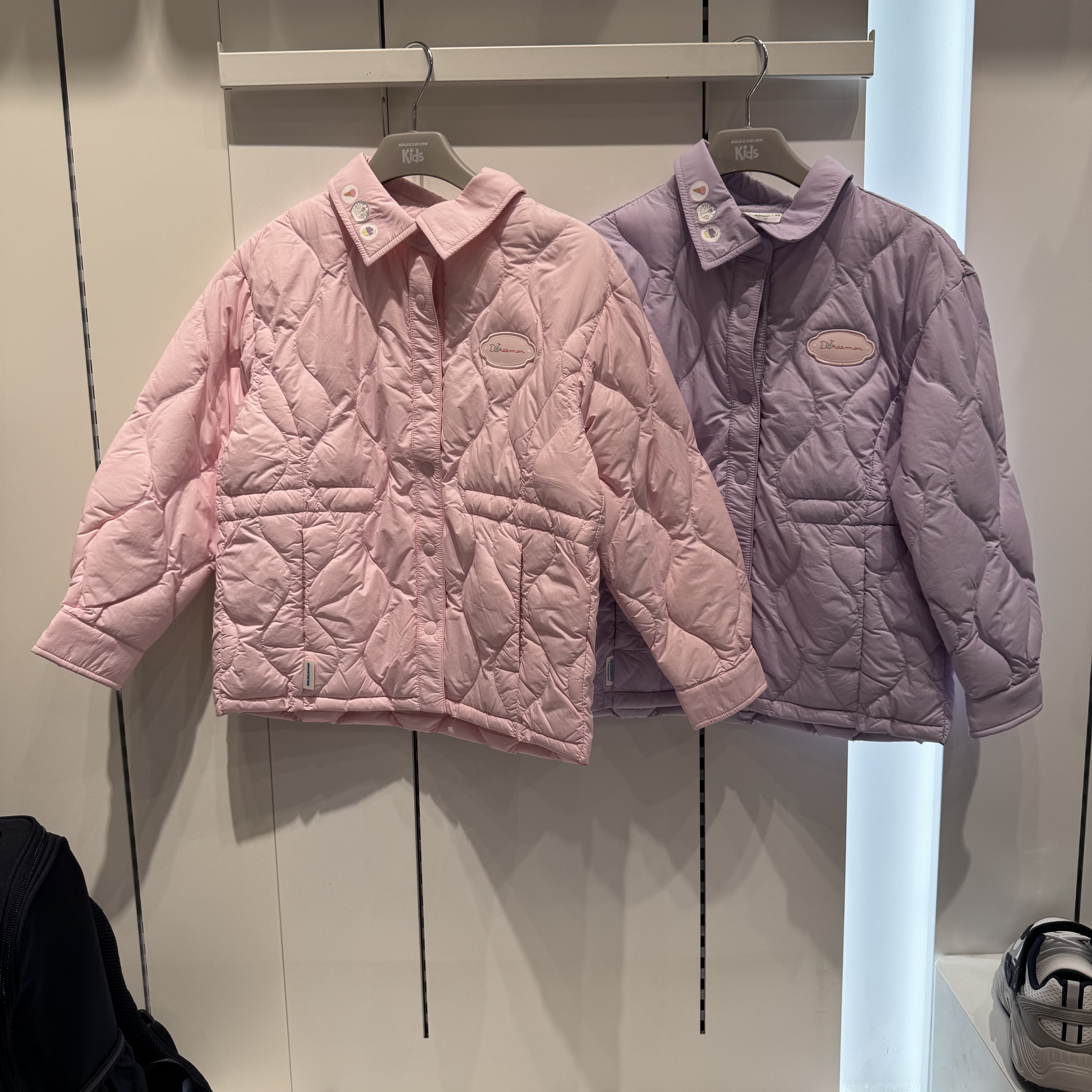 斯凯奇儿童25年冬季新款哆啦A梦系列女童保暖舒适羽绒服L425G061