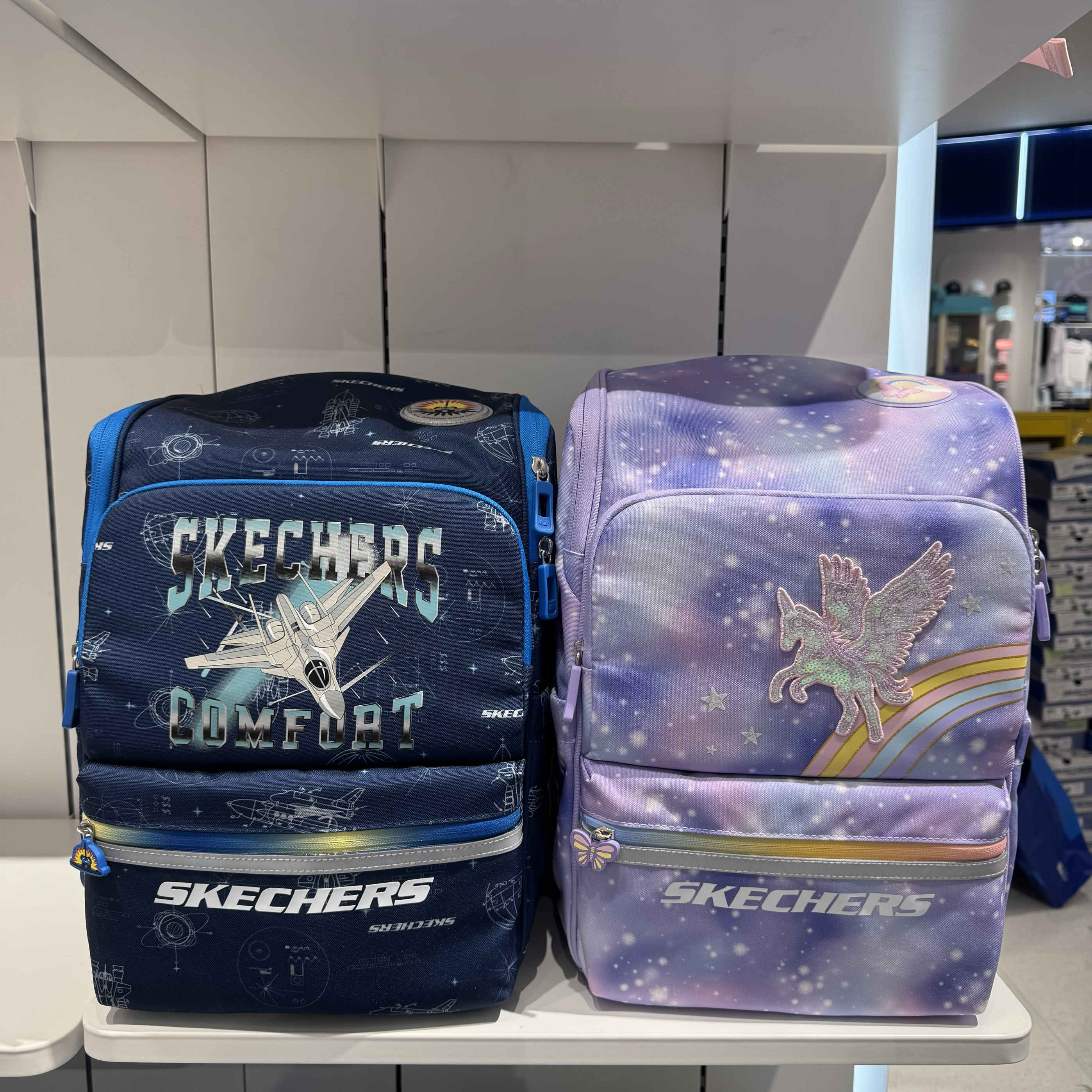 斯凯奇男女童书包2025开学季新款护脊减压旋风纽扣双肩包L325K027