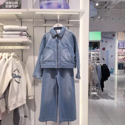 斯凯奇儿童2026春季新款时尚百搭休闲套装牛仔外套+裤子L126G065