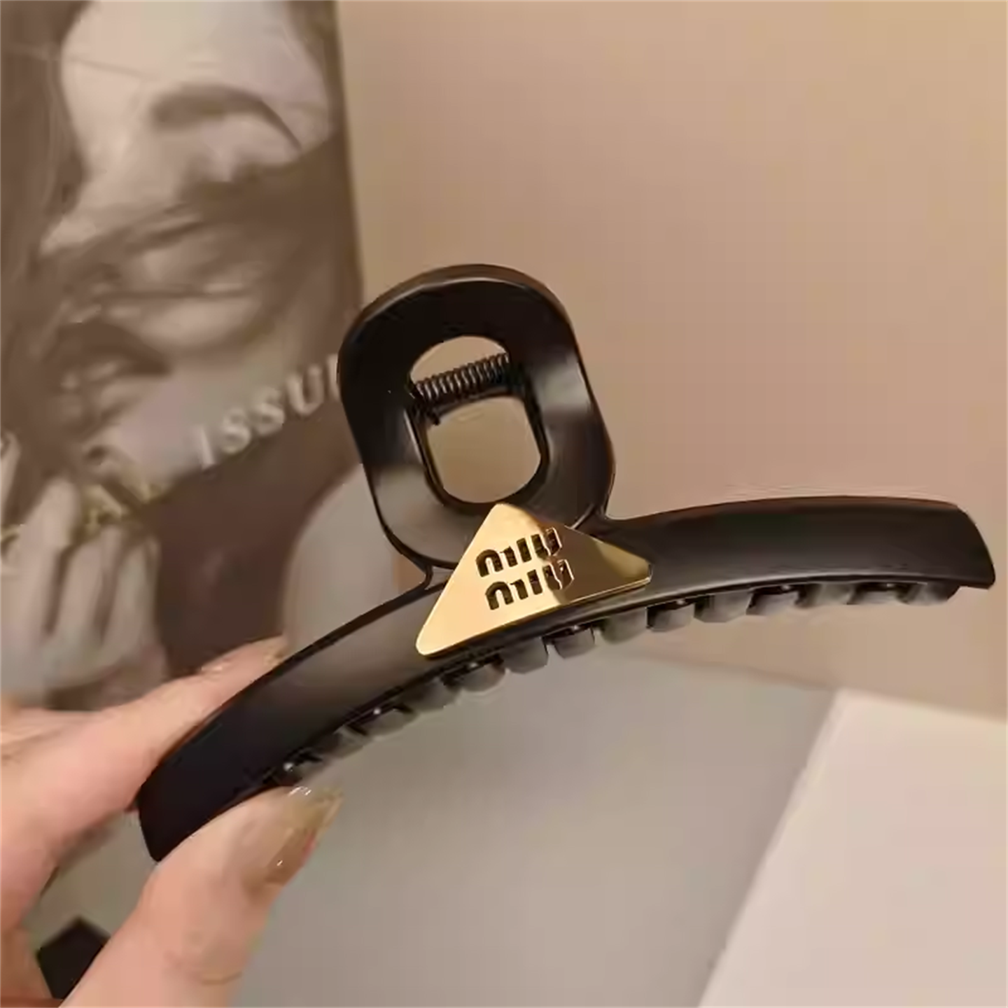 高级感时尚金色三角镂空字母发夹