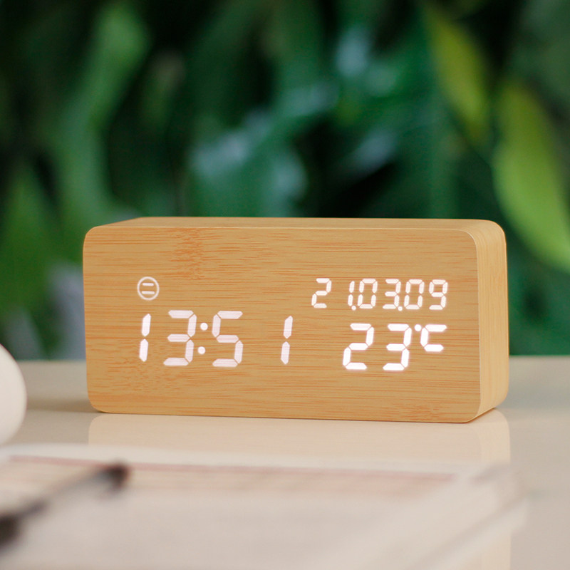 클래식 나무 알람 시계 침묵 전자 시계 학생 크리 에이 티브 머리맡 시계 거실 테이블 시계 장식품 빛나는 시계 알람 시계