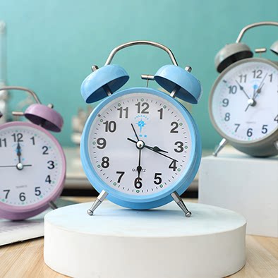 알람 시계는 어린이를위한 큰 볼륨으로 학생들을 강력하게 깨 웁니다. 소년과 소녀 침대 옆 작은 알람 시계 침실 야간 조명 자동 알람 시계