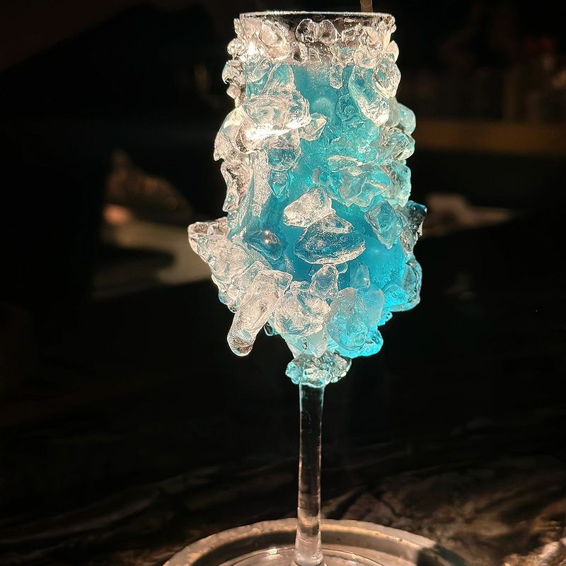 酒吧聚采鸡尾酒杯勇敢的心