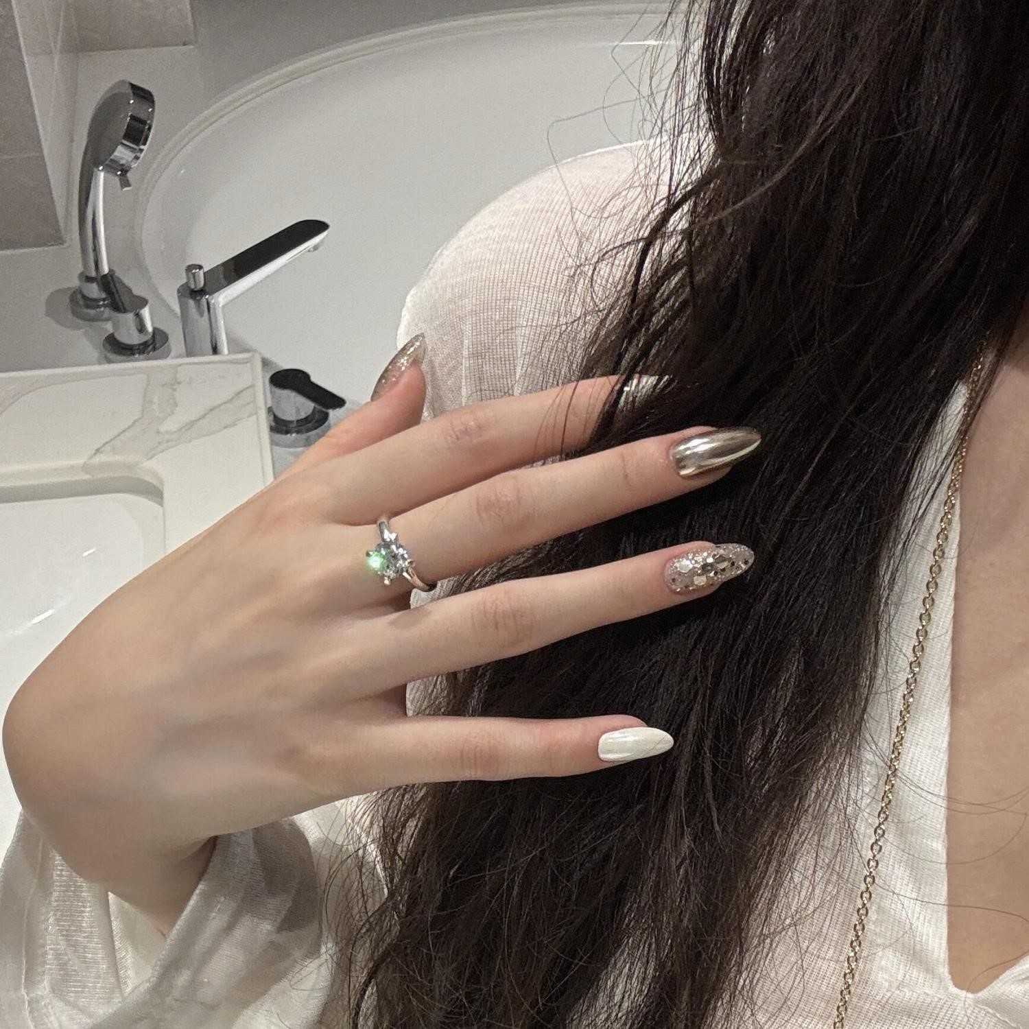 手工穿戴甲2025年新款秋冬极光白高级感魔镜金爆闪金色亮片假指甲,彩妆/香水/美妆工具,穿戴甲/甲片,淘宝优惠券,粉丝福利购,淘宝优惠卷