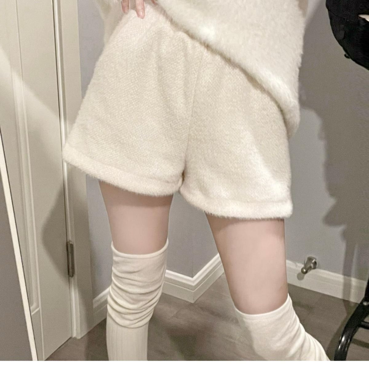 白色水貂绒设计感显瘦阔腿短裤女装秋冬新款辣妹松紧a字靴裤外穿,女装/女士精品,卫裤,淘宝优惠券,粉丝福利购,淘宝优惠卷