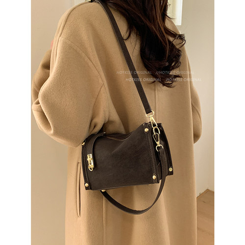 小众复古斜挎包包女式2025新款秋冬单肩包上班通勤轻便手拎小方包