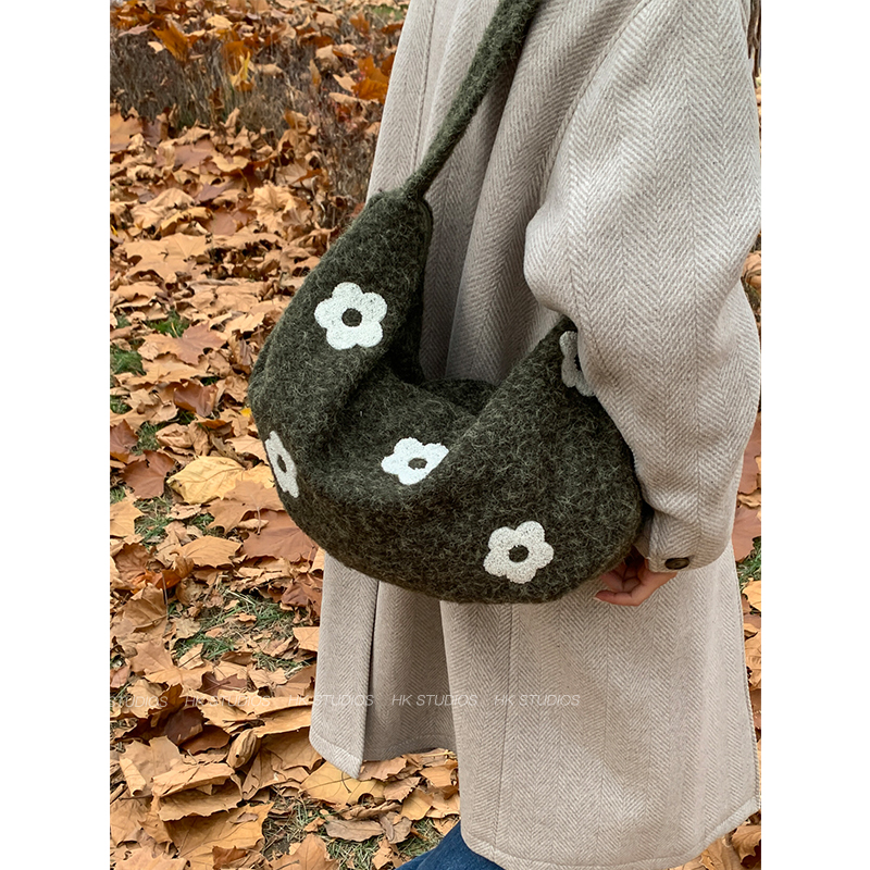 今年流行腋下包包女2025新款秋冬单肩斜挎包休闲大容量通勤托特包