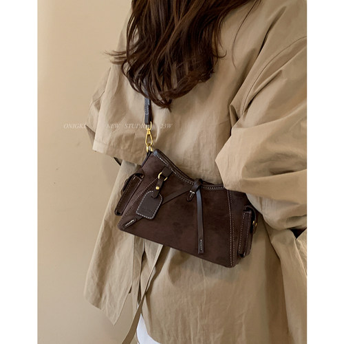 美拉德复古斜挎小包包女2025新款秋冬单肩包高级感棕色腋下水桶包