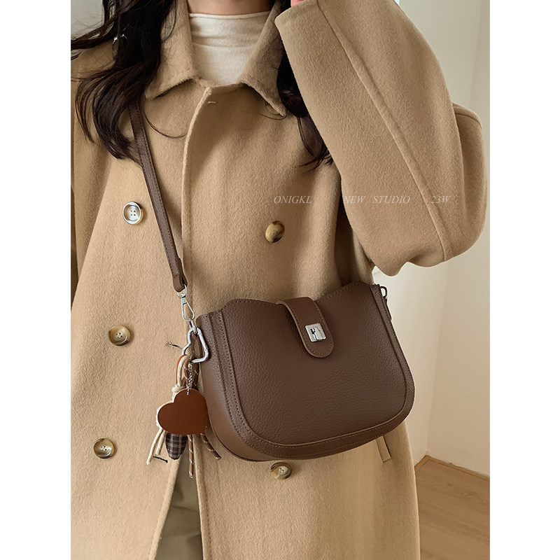 高级感复古斜挎小包包女式2025新款秋冬单肩包休闲百搭通勤水桶包