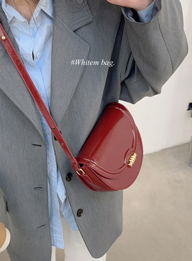 高级感斜挎小包包女2024新款秋冬单肩包小众酒红色时尚腋下马鞍包