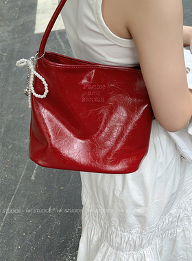 小众质感手提奶奶包包女式2025新款夏季单肩包百搭红色腋下水桶包