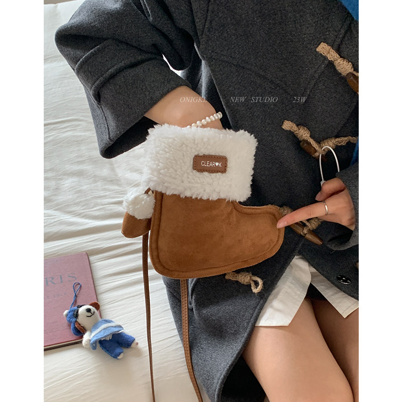 秋冬可爱毛绒包包女2025新款毛茸茸斜挎包小众设计休闲超火袜子包