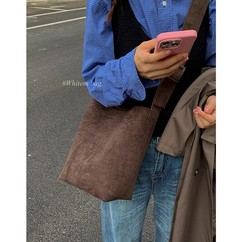 今年流行复古托特包包女2025新款秋冬单肩包上班通勤大容量水桶包