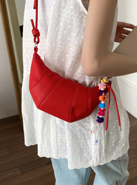 夏季多巴胺牛角包包女式2025新款单肩斜挎包高级感韩系红色饺子包