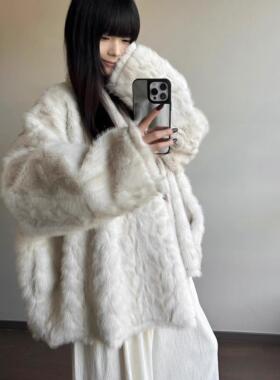 环保皮草新款外套女云雾石狐蝙蝠袖皮毛一体披肩慵懒风廓形冬大衣