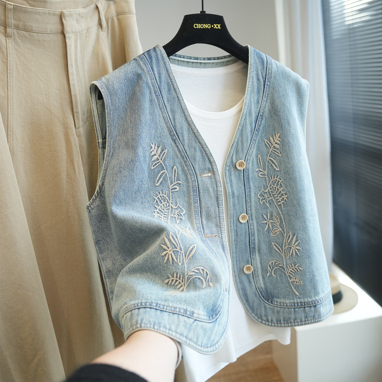 虫小小 复古水洗刺绣短款牛仔马甲女叠穿背心坎肩外套春夏新A110C
