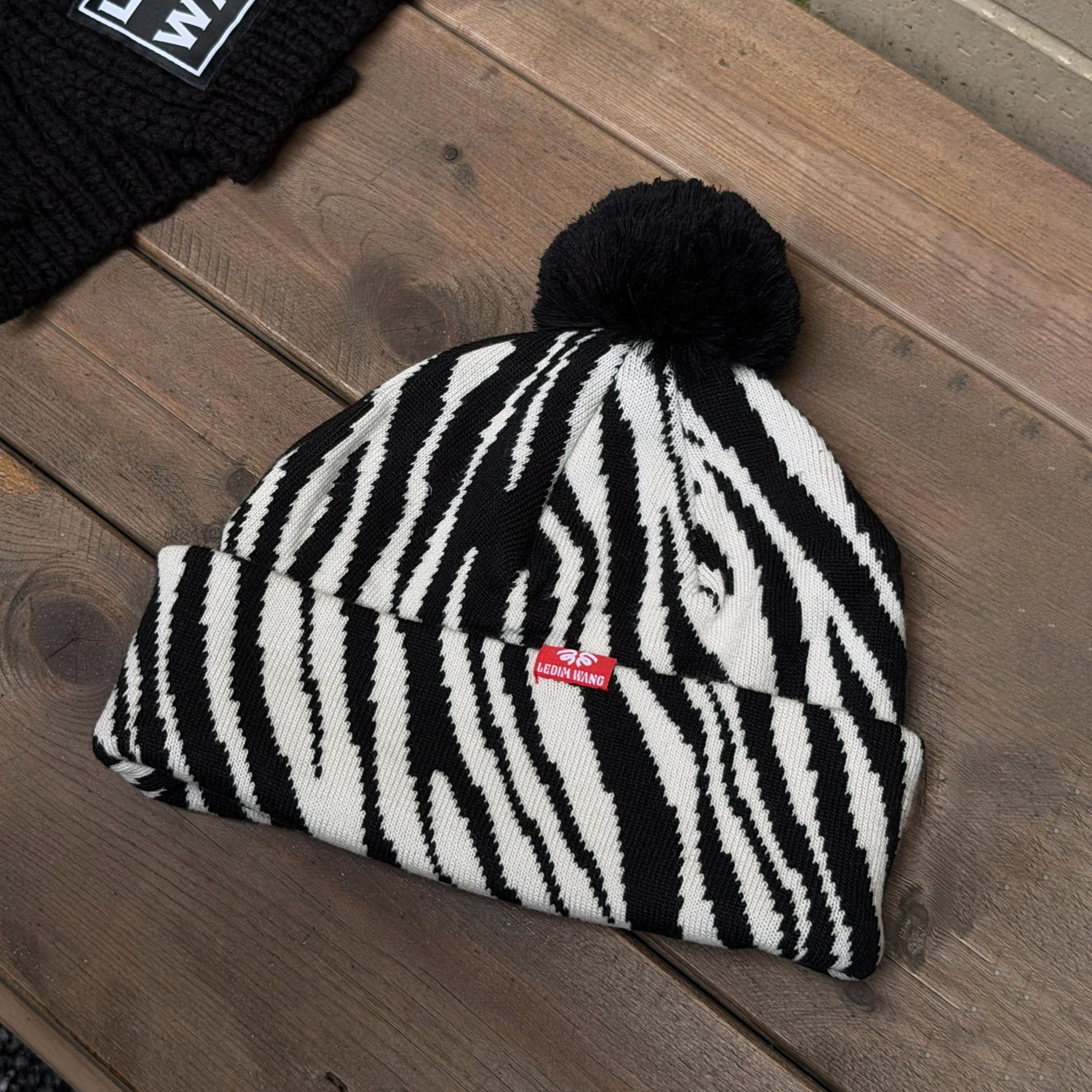 LEDIM WANG白标/斑马纹针织帽女黑白毛球薄款帽子2025秋冬新款