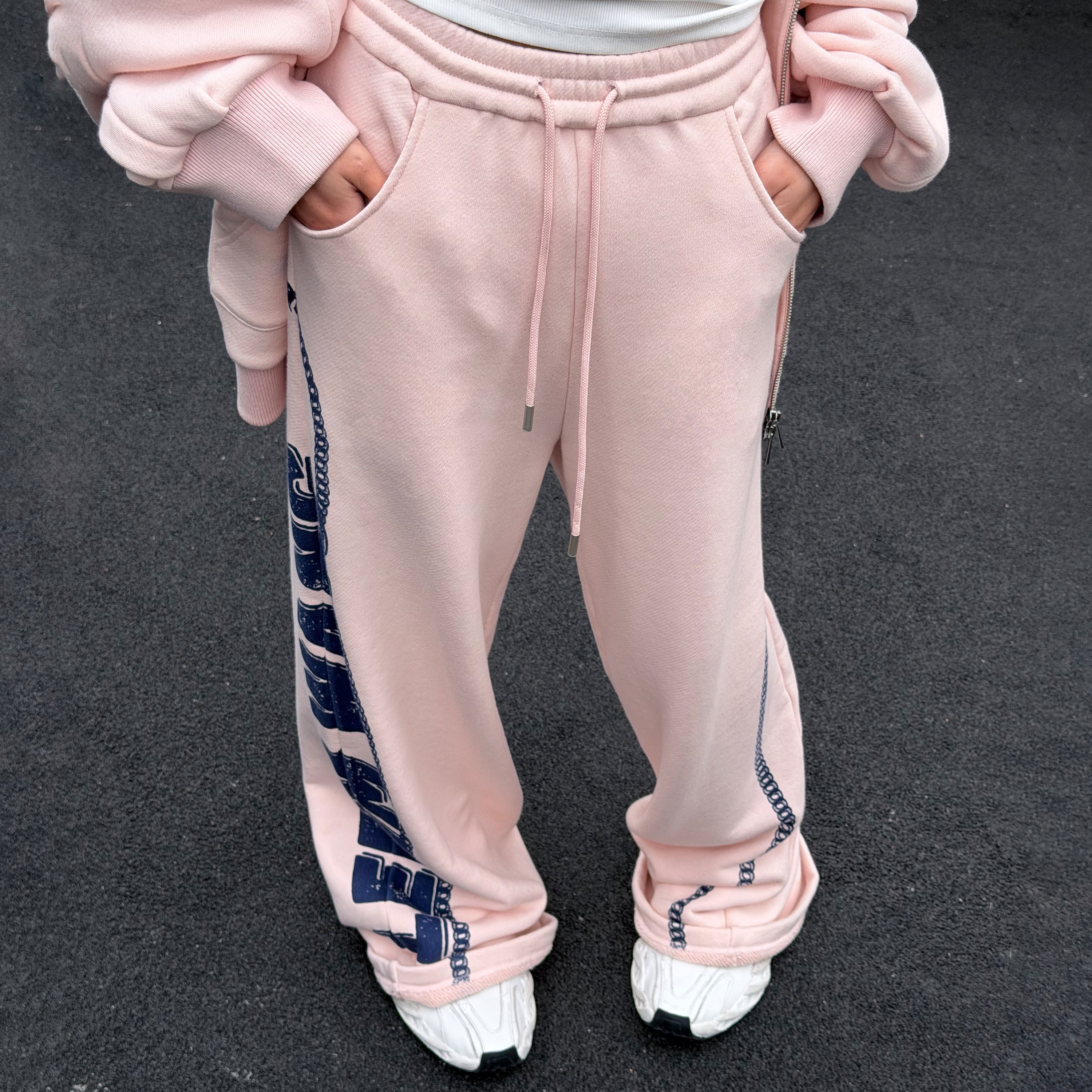 LEDIM WANG链条字母印花休闲卫裤女粉色直筒弯刀长裤2026春季新款,女装/女士精品,卫裤,淘宝优惠券,粉丝福利购,淘宝优惠卷