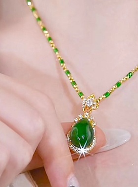 新款水滴吊坠女款仿玉石苹果绿猫眼石镶嵌项链挂件感设计