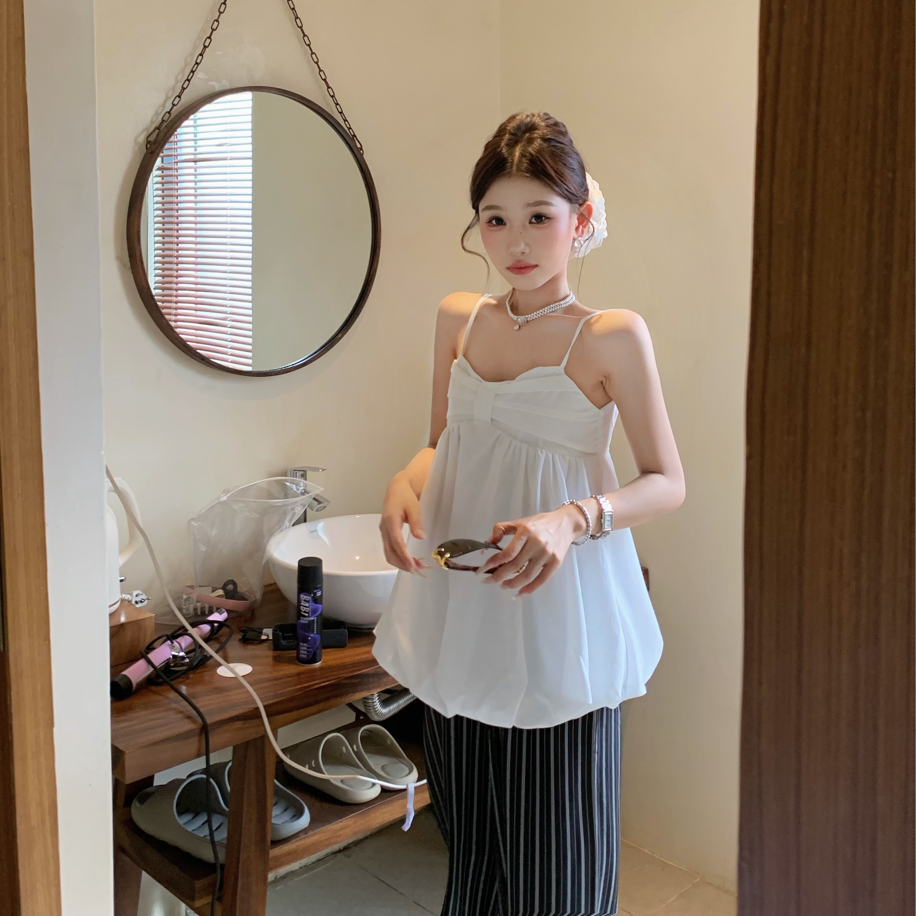 陈六六CHENLIULIU【闪亮焦点】法式设计感花苞闪钻白色吊带上衣女