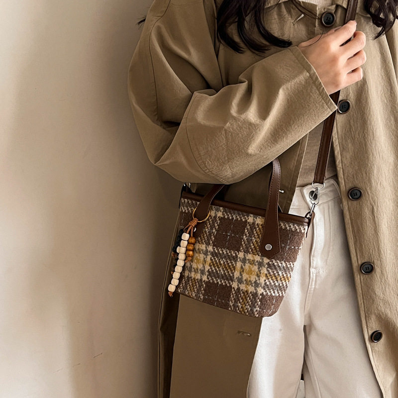 韩版水桶包包女2026春季新款洋气时尚格纹手提包时髦单肩斜挎包潮