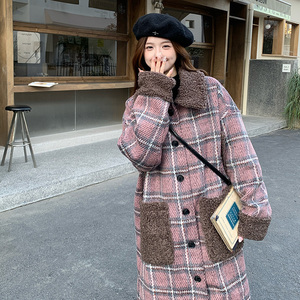 格纹羊羔毛拼接毛呢外套女秋冬超火好看高级小众中长加厚呢子大衣图片