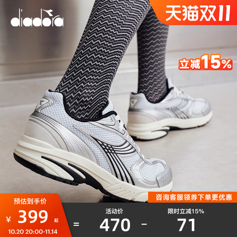 银色细节展现了Y2K时尚风格