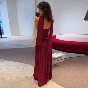 gusty高级气质御姐风酒红色吊带连衣裙知性辣妹挂脖飘带礼服长裙