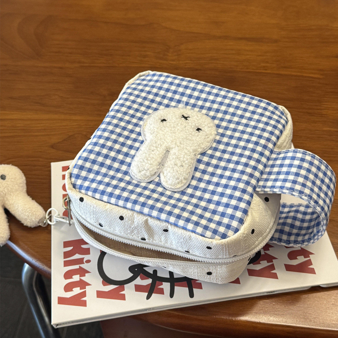 化妆包女大容量外出便携杂物包耳机收纳包零钱包证件卡包数据线包