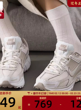 NIKE耐克女子ZOOM VOMERO 5迈柔复古跑鞋风时尚休闲鞋FJ2028-107