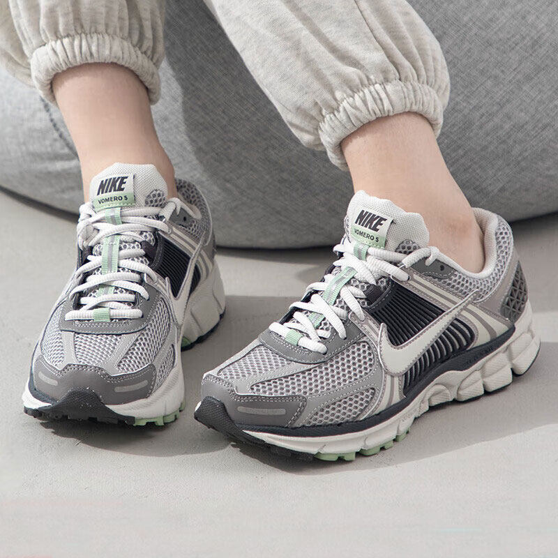 【tops】耐克女子ZOOM VOMERO 5复古跑鞋运动休闲鞋FB8825-001