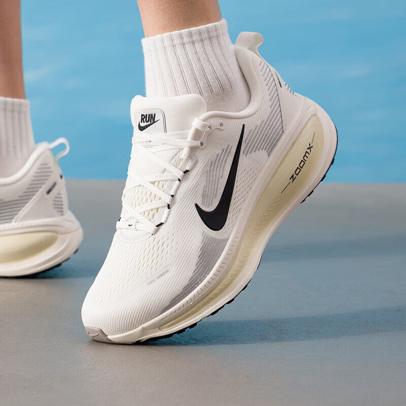 滔搏丨NIKE耐克男子VOMERO 18迈柔运动健身公路跑步鞋HM6803-101