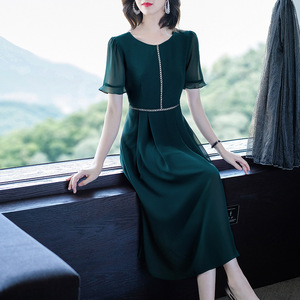 40岁女连衣裙妈妈款洋气夏季2025新款中长款喇叭袖墨绿色裙子气质