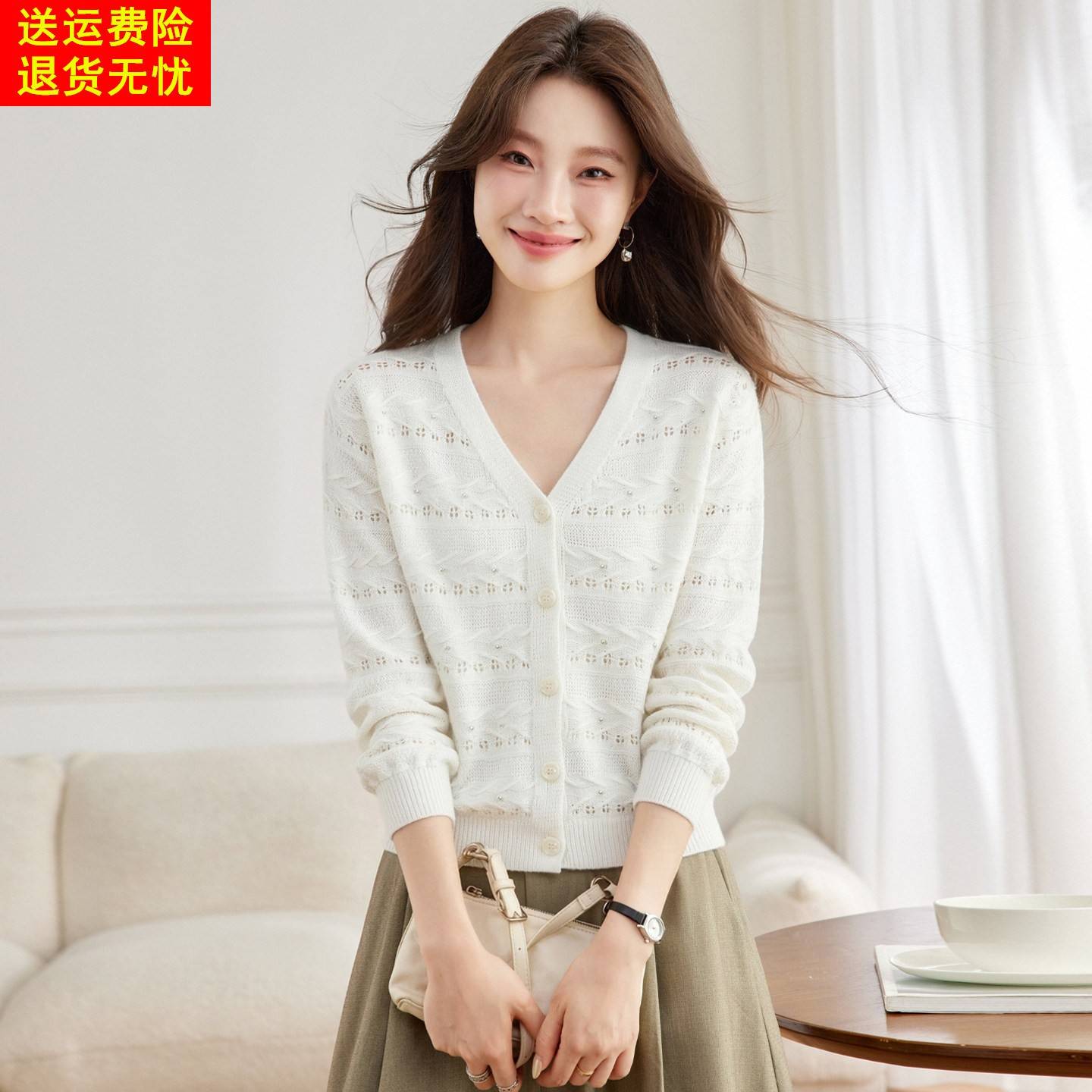 巨好看的白色V领镂空针织开衫女秋季短款气质通勤长袖毛衣短外套