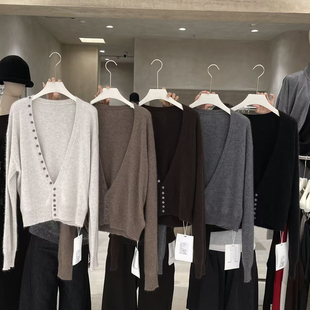 含10羊毛15037 RIVERS上新高品质浣熊绒气质温柔软糯针织衫