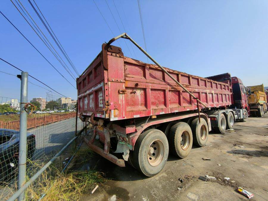 5月6日广州市粤AGE561解放牌重型半挂牵引车一辆、车牌号码为粤AHH67挂鲁玺牌重型自卸半挂车一辆网络拍卖公告