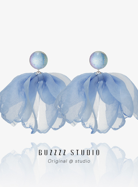 海蓝色翩翩花瓣耳环度假海岛超仙显脸小夏季耳饰蚊香盘耳夹无耳洞