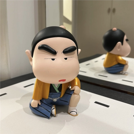 蜡笔小新手办受气包公仔工位桌面车载中控家居装饰摆件生日小礼物