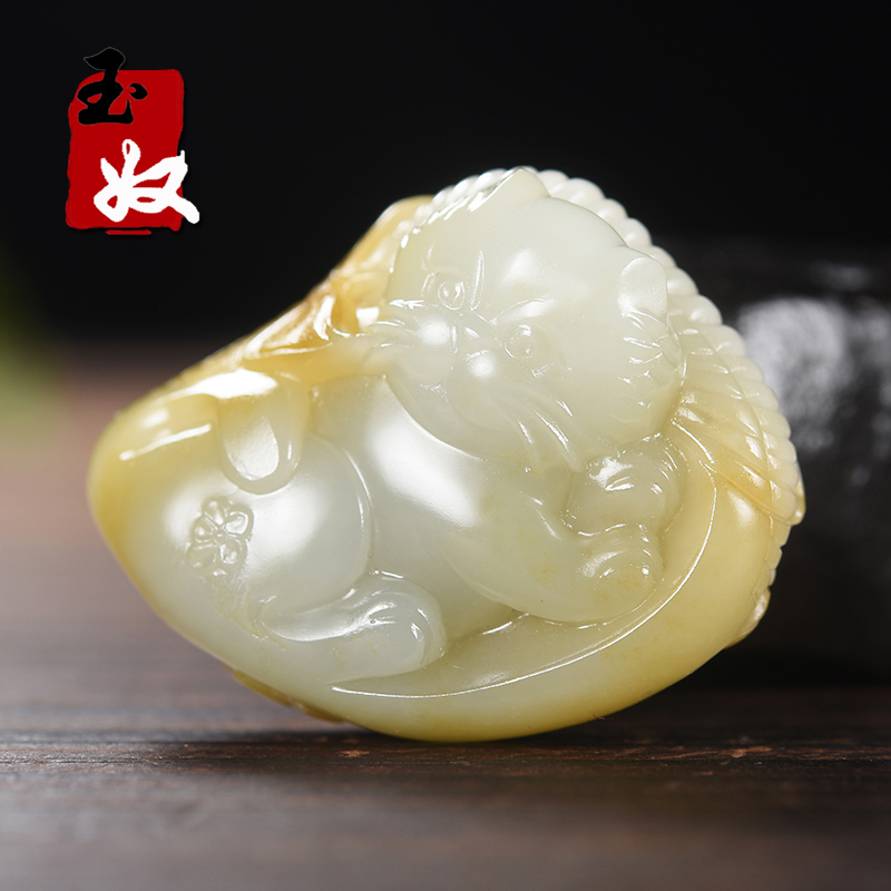 新疆和田地区天然洒金皮籽料和田玉/猫/蝴蝶/耄耋富贵/吊坠/30克