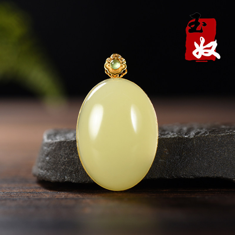 新疆若羌县鸡油黄冰底油糯和田玉/黄玉/18k金钻镶嵌/戒面/吊坠